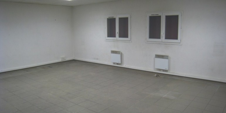 location aubagne activités entrepôts locaux commerciaux 116-22
