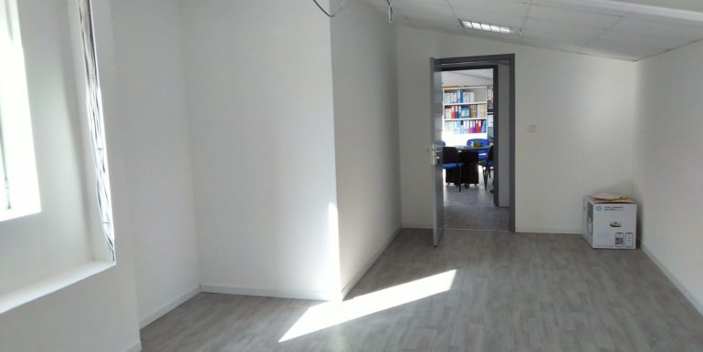 Aubagne Z.I. Les Paluds location bureaux 257m2 div. (119-82Atot)