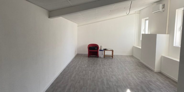 Aubagne Z.I. Les Paluds location bureaux 257m2 div. (119-82Atot)