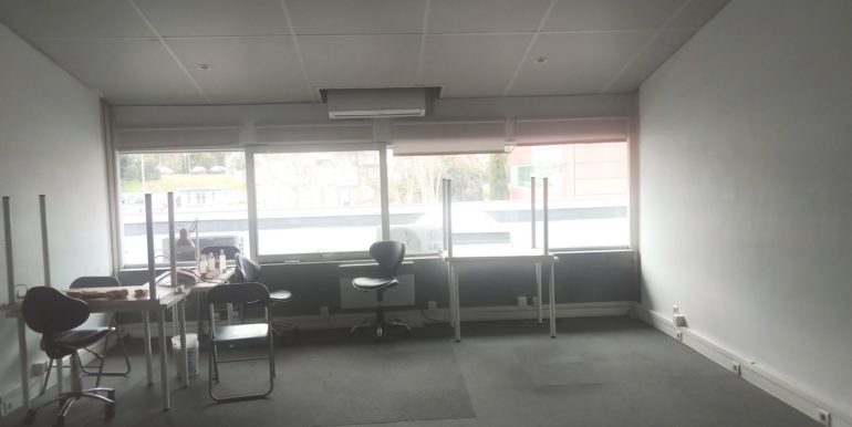 Aubagne Z.I. Les Paluds location bureaux 61,3 m2 (119-82 B03)