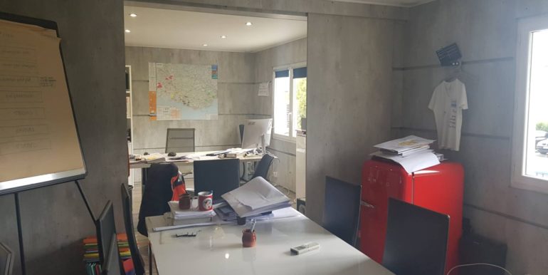 Aubagne Location Activités-Entrepôts 1.600m² (119-98)