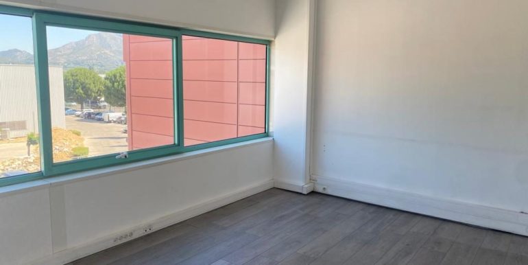 Aubagne Z.I. Les Paluds location bureaux 150 m2 (119-82 A7)