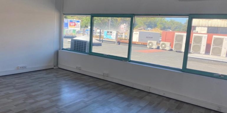 Aubagne Z.I. Les Paluds location bureaux 150 m2 (119-82 A7)