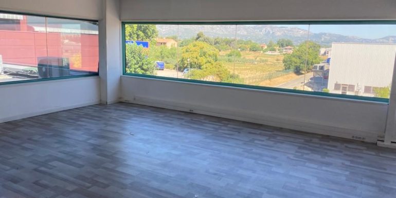Aubagne Z.I. Les Paluds location bureaux 150 m2 (119-82 A7)