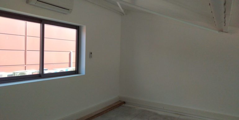 Aubagne ZI Les Paluds Location Bureaux 85m2 (119-82C1))