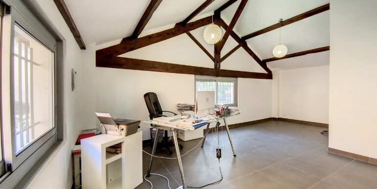 Saint Cyr sur Mer 83270 Location Local Commercial 197,87m2 (120-32)