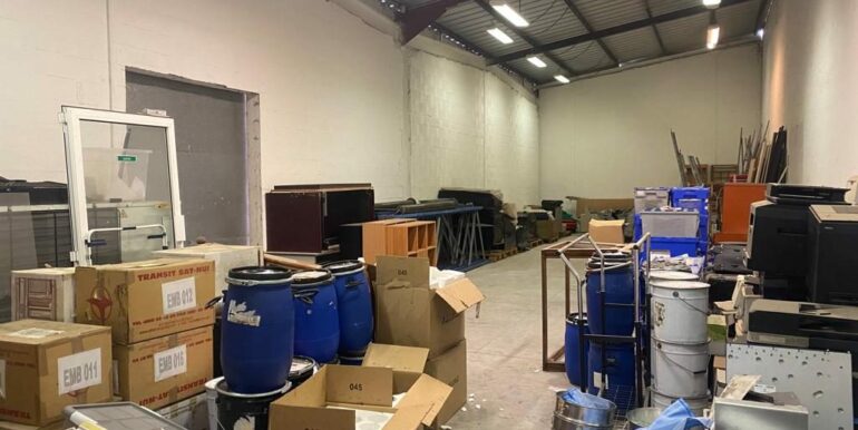 Aubagne Location Activités-Entrepôts 170m2 non divisibles (120-31))