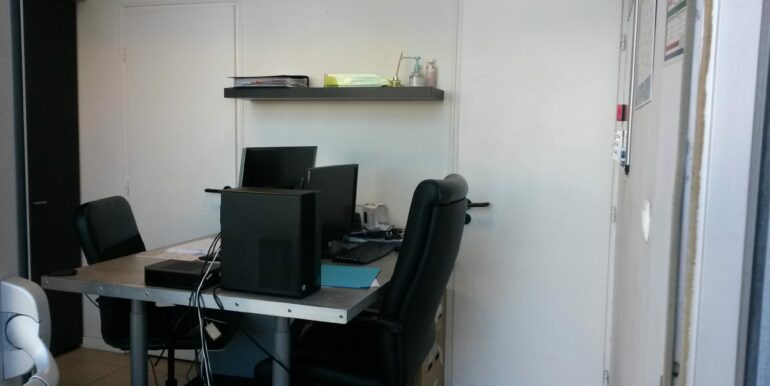 Aubagne Location Local commercial 12m2 non divisibles (120-30)