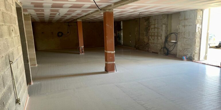 Rognes Location Local commercial 102m2 non divisibles (120-51)