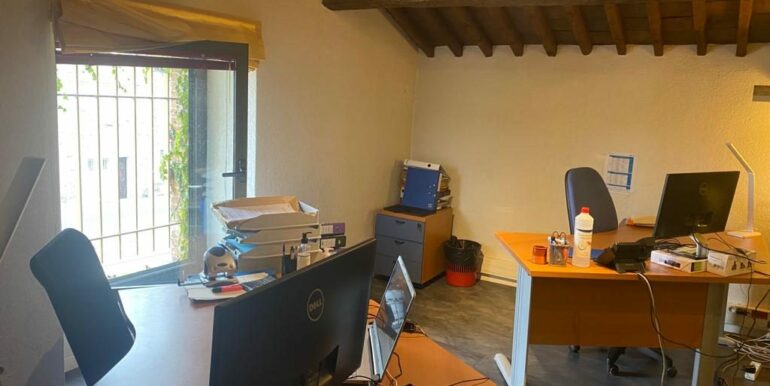 Aubagne Location Bureaux 214m2 non divisibles (120-37B)