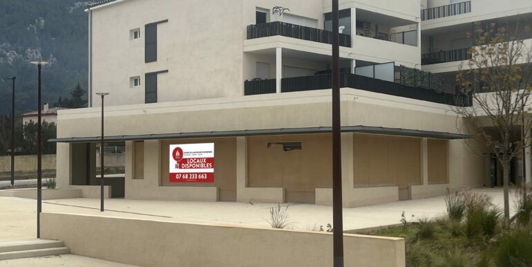 Cuges-les-Pins Vente Local Commercial 402m2 divisible a partir de 108m2 (120-49C)