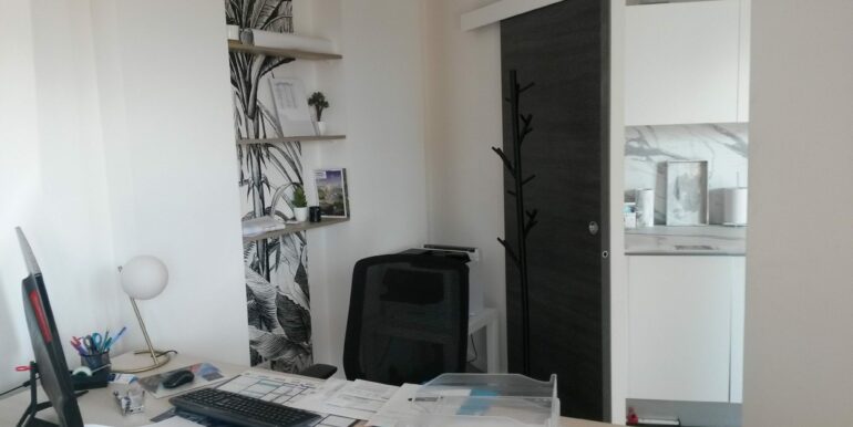 Sanary sur Mer Location Bureaux 300m² non divisibles (120-73)
