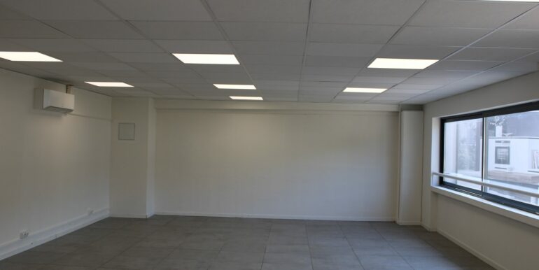 Aubagne Z.I. Les Paluds location bureaux 81 m2 (120-94) 1