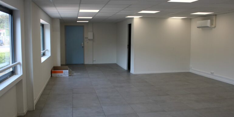 Aubagne Z.I. Les Paluds location bureaux 81 m2 (120-94) 2