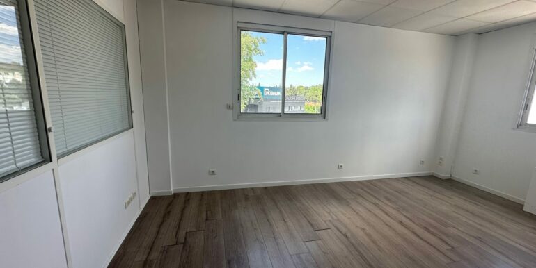 Marseille 13012 Location Bureaux 14.6m2 non divisibles (120-99)