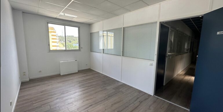 Marseille 13012 Location Bureaux 14.6m2 non divisibles (120-99)