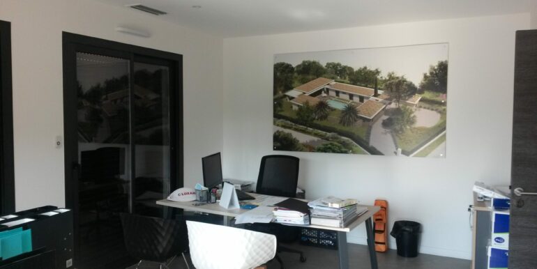 Sanary sur Mer Location Bureaux à partir de 11m² (121-00)