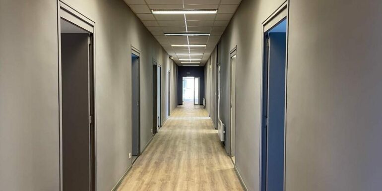 Mimet Location Bureaux 350m2 divisibles à partir de 12m2 (121-05 )