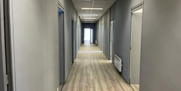 Mimet Location Bureaux 350m2 divisibles à partir de 12m2 (121-05 )