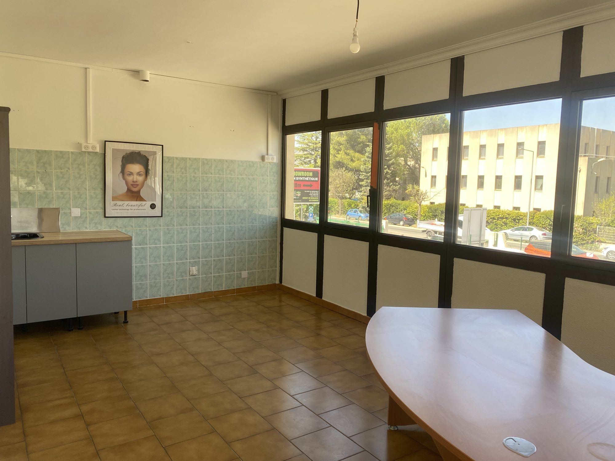 Aubagne ZI Les Paluds Location Bureaux 20m2 non divisibles (120-89e)